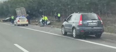 Турски ТИР блъсна патрулка на АМ "Тракия", двама полицаи и шофьор са пострадали