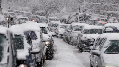 Половин метър сняг затрупва България до дни