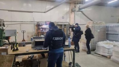 Задържаха обвиняем за нелегална фабрика за цигари в Карнобат