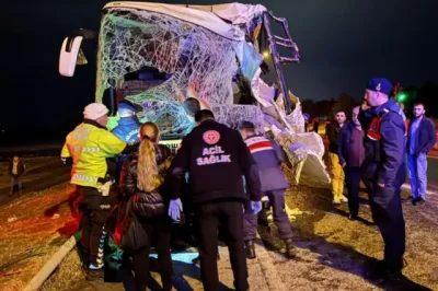 (ВИДЕО + СНИМКИ) Четирима българи остават в болница след кататсрофата на автобус с туристи край Одрин