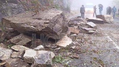 Свлачище блокира Троянския проход, шофьори опитват сами да разчистят пътя (СНИМКИ)