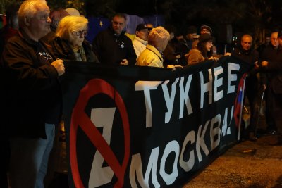 (СНИМКИ) "Стоп на руската агресия - Митрафонова вън": Протест пред руското посолство в София