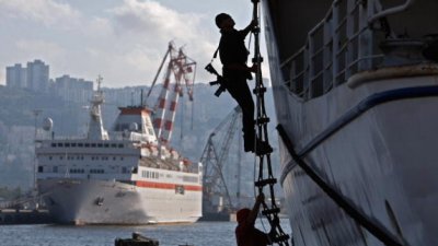 Командоси спасиха кораб от пирати в Арабско море