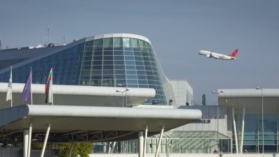 Аварийно кацна самолет на летище "София", има починал