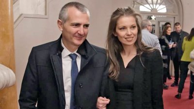 Вижте голите снимки за Playboy на жената на спортния министър (18+)