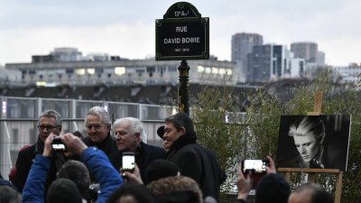Париж кръсти улица на британската поп звезда Дейвид Боуи
