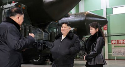Ким Чен Ун запозна дъщеря си с производството на ракетоносци, способни да унищожат САЩ (СНИМКИ+ВИДЕО)