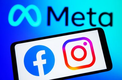 Въвеждат нови ограничения за тинейджърите във Facebook и Instagram