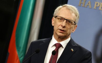 Премиерът Денков ще участва в прощалната церемония с Жак Делор в Париж