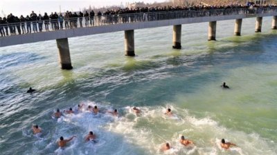 Рекорден брой участници на ритуала за Богоявление в Бургас