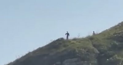 ИСТИНА ИЛИ ЗАБЛУДА? Туристи заснеха &ldquo;извънземни&rdquo; на хълм в Бразилия (ВИДЕО)