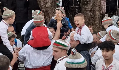 Йордановден е: 6-годишният Мартин хвана кръста в Калофер