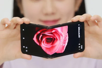 Samsung представи концептуалния смартфон Flex In & Out Flip, който се сгъва и наобратно (ВИДЕО)