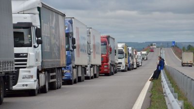 Тирове натоварени със стока за Австрия, чакат с дни на границата