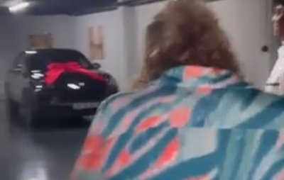 Кристиано Роналдо подари на майка си Porsche Cayenne за рождения ѝ ден (ВИДЕО)