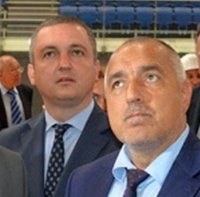 Кметът на Варна Портних сложи 153 знака на 1350 метрова отсечка