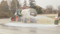 16 тона мляко изляха фермерите на главния път Русе-Велико Търново