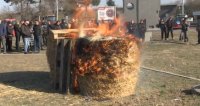 Земеделските призводители блокираха "Дунав мост" при Русе и запалиха Бали със слама