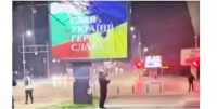 Млад българин сам свали &ldquo;украински&rdquo; билборд в столицата. Видеото предизвика фурор в социалните мрежи!