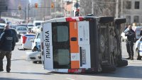 Линейка се обърна на едно от най-натоварените кръстовища в София (СНИМКИ)