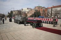 Пренасят тленните останки на патриарх Неофит с гвардейци и лафет, използван за погребението на Цар Борис III