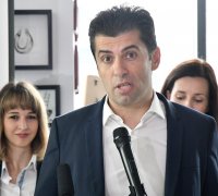 КУ-КУ! Кирил Петков откровено лъже, че е вдигнал раждаемостта, докато тя официално пада