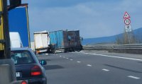 Катастрофа с два тира ограничи движението на Северната тангента на Околовръстното