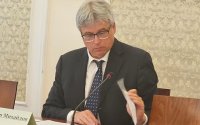 Парламентът разглежда оставката на управителя на НЗОК