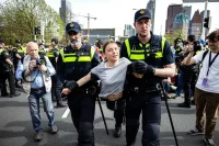 Арестуваха Грета Тунберг на протест в Хага (ВИДЕО)