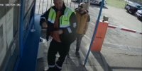 КУРИОЗ! Служител на ДАИ свали номерата на паяк и взе книжката на шофьора, след опит да му вдигнат колата заради неправилно паркиране