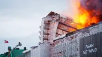 Основната фасада на изгорялата фондова борса в Копенхаген се срути