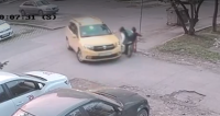 Софийски таксиджия блъсна майка с дете, след това избяга (ВИДЕО)