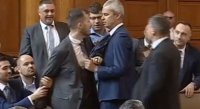 Отново бой и екшън в парламента!