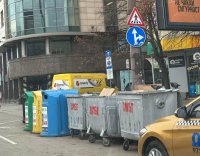 Проблем в столицата! Паркоместата и тротоарни площи в центъра масово са задръстени от контейнери за боклук (СНИМКИ)
