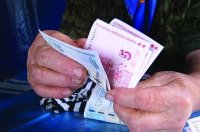 ТЪЖНА СТАТИСТИКА: Всеки пети българин през 2023 г. е под прага на бедност