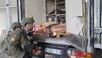 Израелски военни палят пакети с хуманитарна помощ за жителите на Газа