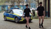 Германски полицаи посветиха на Украйна видео без панталони