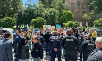 Протестиращи граждани окупираха Столична община (ВИДЕО)