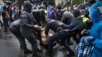 Нови сблъсъци между протестиращи и полиция избухнаха пред грузинския парламент (СНИМКИ + ВИДЕО)