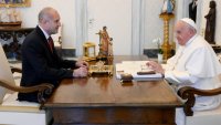 Президентът Радев след срещата си с Папа Франциск: Той пожела здраве, мир и благоденствие на българския народ, а младите да бъдат по-силно &bdquo;вкоренени&ldquo; в България (СНИМКИ)