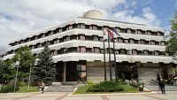 Кметът на Дупница окачи руското знаме на пилона пред Общината по случай Деня на победата, каднидат-депутат на ДБ го изхвърли в боклука