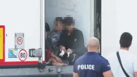 Заловиха 17 мигранти в камион край Враца