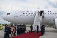 Макрон пристигна в Германия