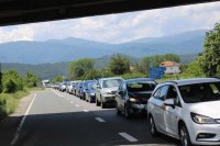 АПИ отново закъсняха! Зверски задръствания се получиха на пътя край Симитли