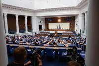 Парламентът ще има извънредно заседание в неделя
