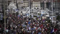 Масови протести във Франция срещу крайната десница