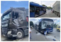 КАТАСТРОФА: ТИР и автобус се удариха в Бургас (СНИМКИ)