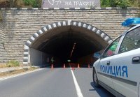 Старият тунел "Железница" край Симитли е оставен без осветление и маркировка