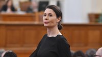 Депутатката Белобрадова се пусна без сутиен и набъбнали зърна в парламента (СНИМКА)