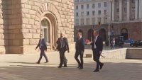 Костадинов и колегите му от &ldquo;Възраждане&rdquo; пристигнаха при президента за консултациите (ВИДЕО)